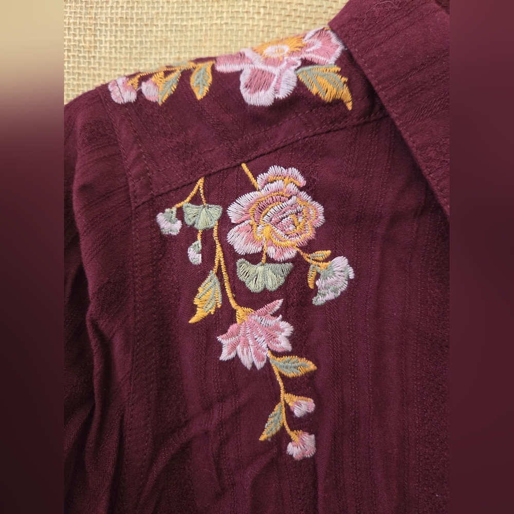 Women's Knox Rose Burgundy Embroidered Floral Button-Up Shirt Size M - Picture 9 of 16